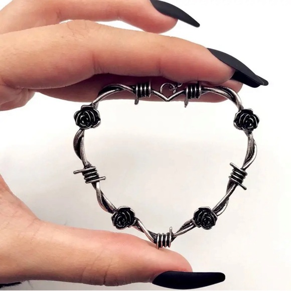 Romantic Punk Gothic Heart-Shaped Dangle Earrings - Picture 4 of 6